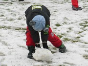 Hrajeme si se sněhem a pomáháme